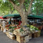 Le marché de la place aux herbes à Uzès
