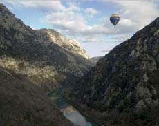 A breathtaking hot-balloon ride over the magnificent landscapes in the Uzège region